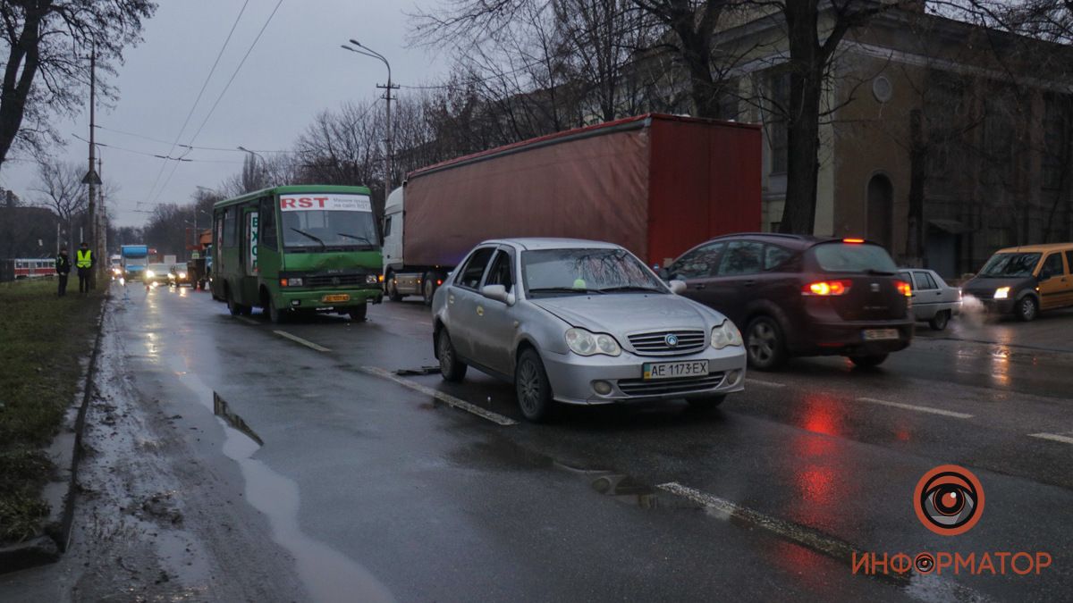 В Днепре на проспекте Нигояна маршрутка "догнала" Geely: пострадали женщина и подросток