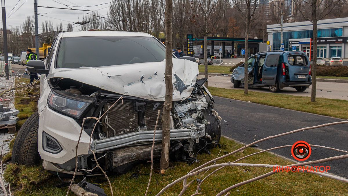 В Днепре на Набережной Победы Ford и Volkswagen врезались в Citroen: образовалась пробка
