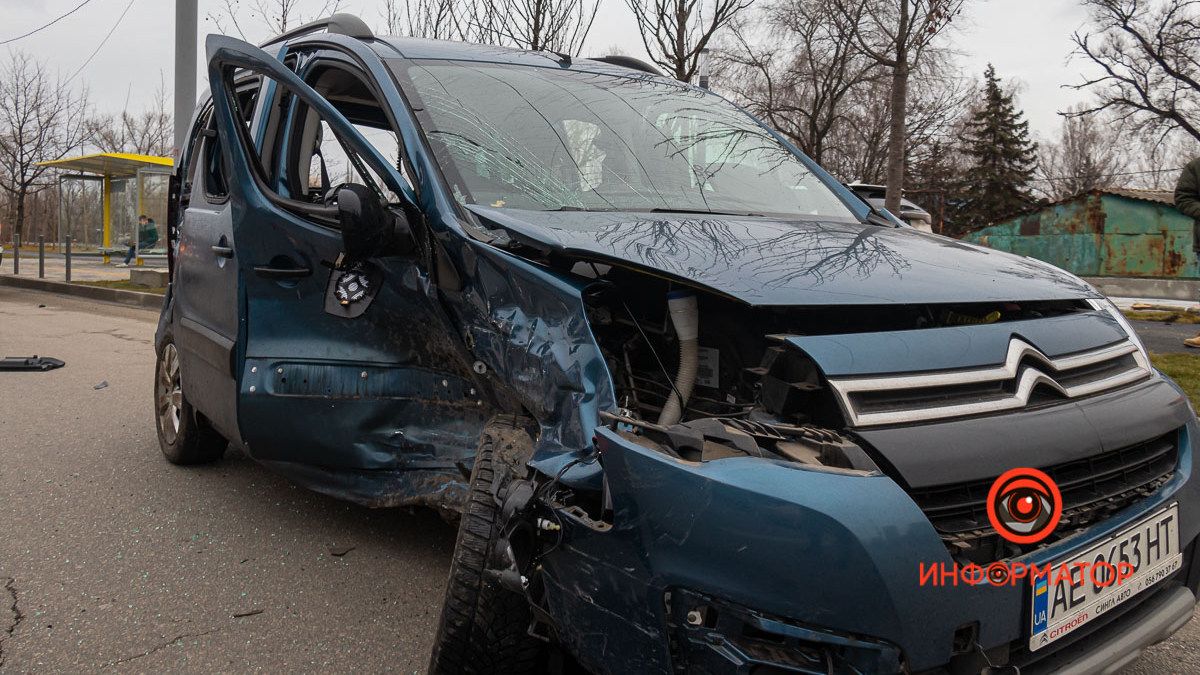 В Днепре на Набережной Победы Ford и Volkswagen врезались в Citroen: видео момента