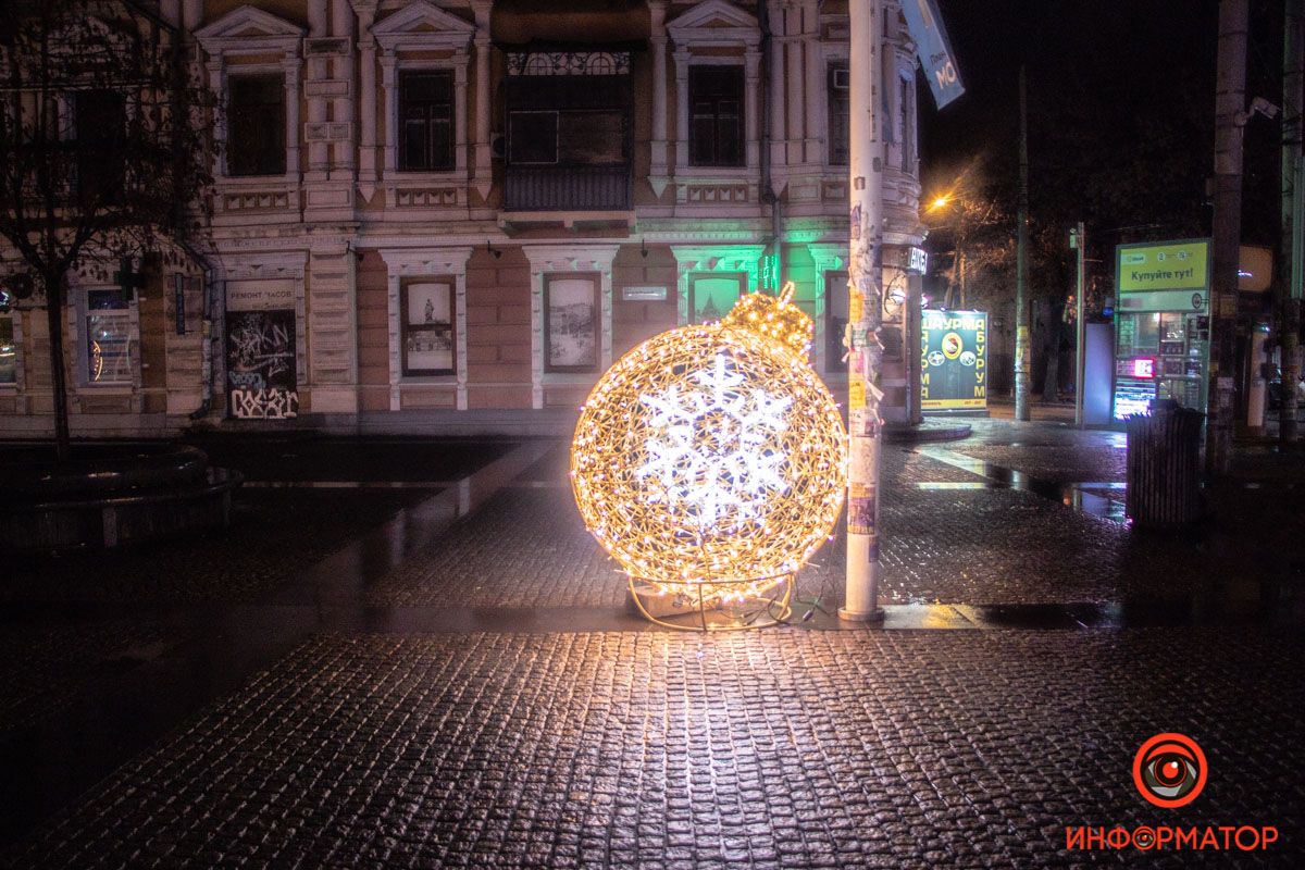 Елочные игрушки и тематические фотозоны: Европейскую площадь в Днепре украсили светодекорациями