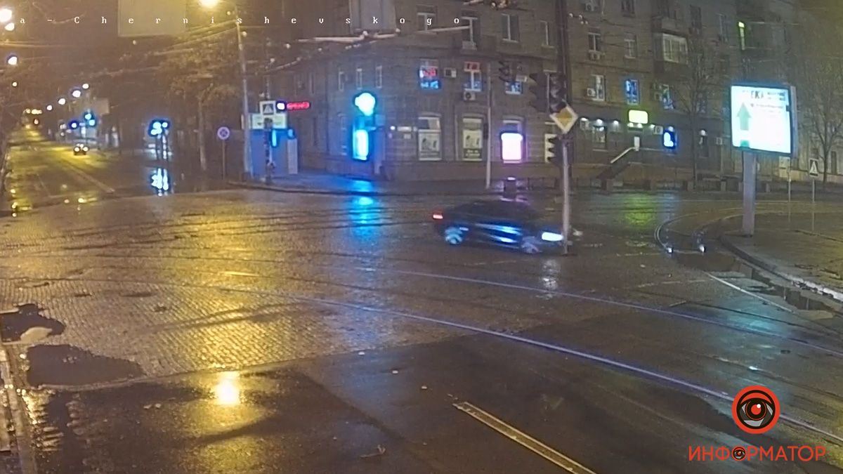 В Днепре на Гагарина Mercedes снес светофор: видео момента аварии