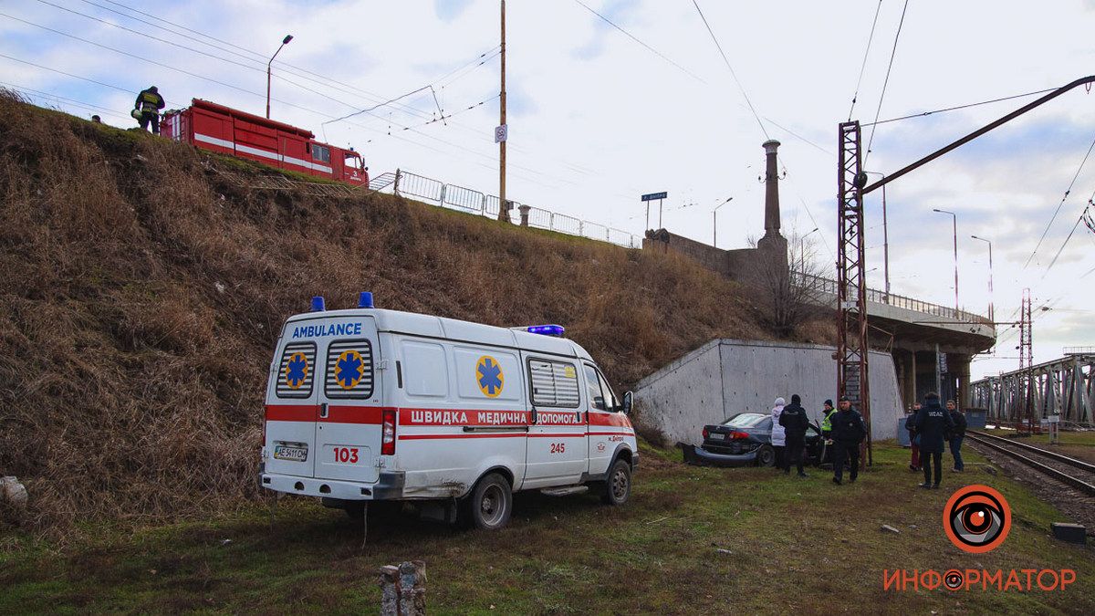 В Днепре Toyota столкнулась с Mercedes и слетела с Амурского моста