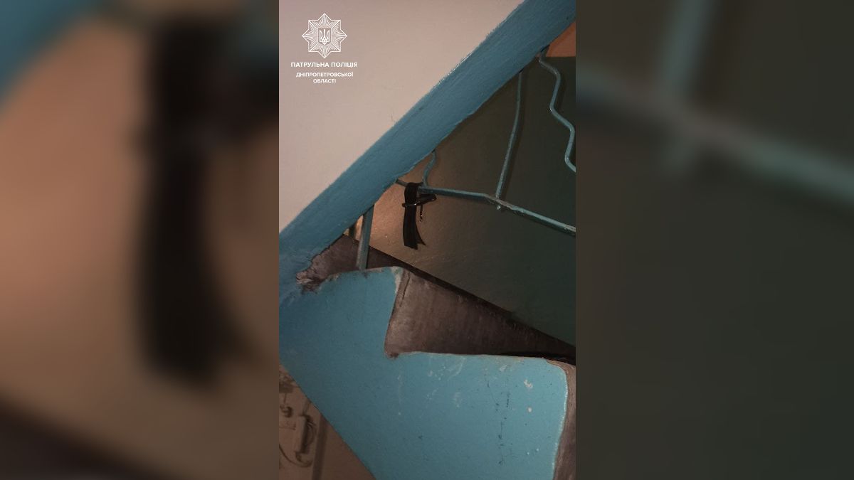 В Днепре на Гагарина мужчина пытался повеситься в подъезде: его спасли полицейские