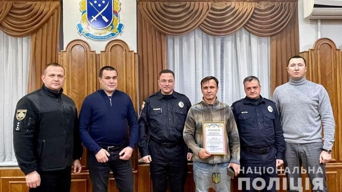 Житель Днепра самостоятельно задержал парня, который ограбил девушку