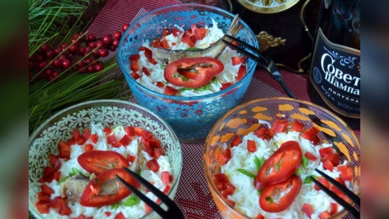 Простые новогодние рецепты: как приготовить салат с рисом и консервированной рыбой