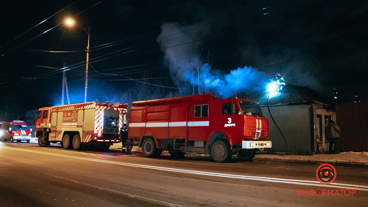 В Днепре на Мануйловском проспекте горел частный дом