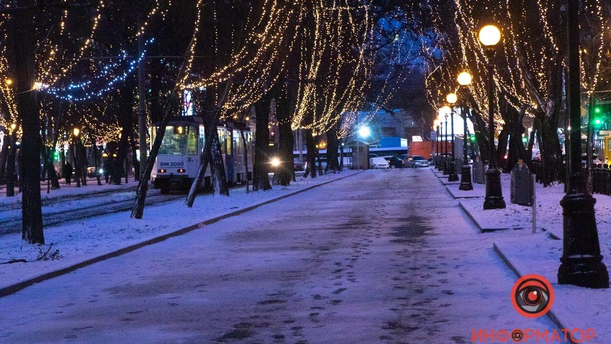 Днепр присыпало хлопьями снега