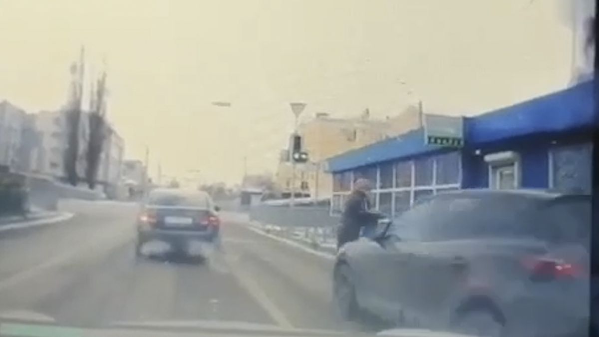В Днепре на Калиновой сбили женщину, которая перебегала дорогу: видео момента