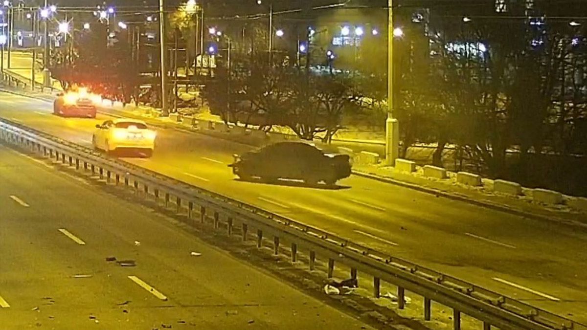 В Днепре на Центральном мосту Chevrolet влетел в отбойник: видео момента