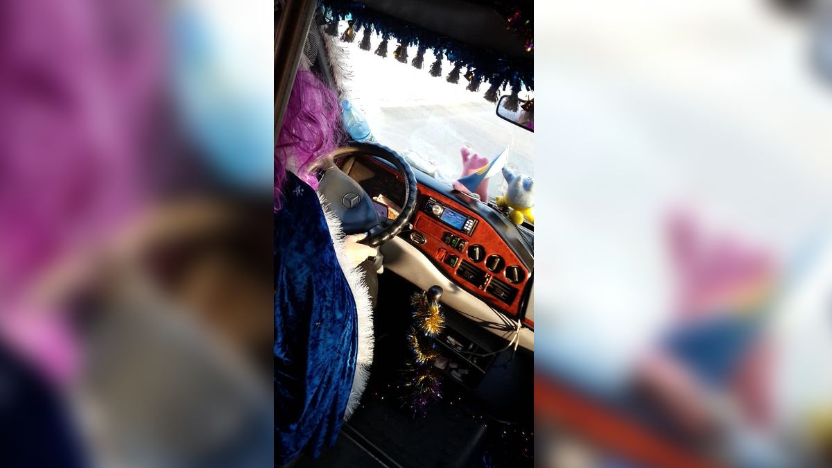 Праздничная поездка: в Днепре появилась маршрутка с гирляндами и Снегурочкой за рулем