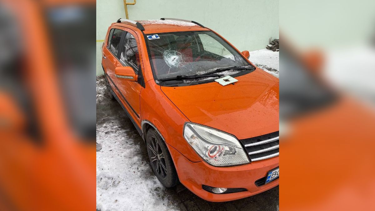 В Днепре на Святослава Хороброго металлическая балка с фасада дома упала на стекло Geely
