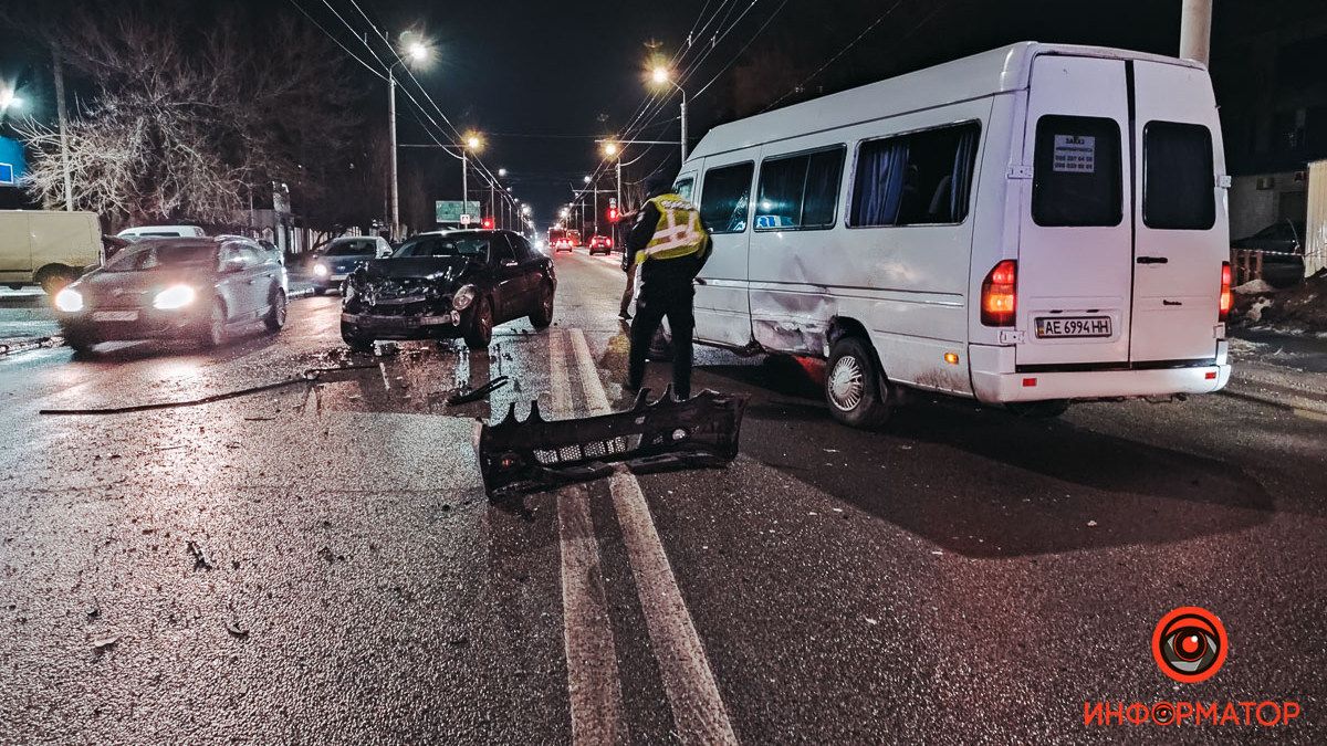 В Днепре на Калиновой столкнулись Mercedes и маршрутка: есть пострадавшие