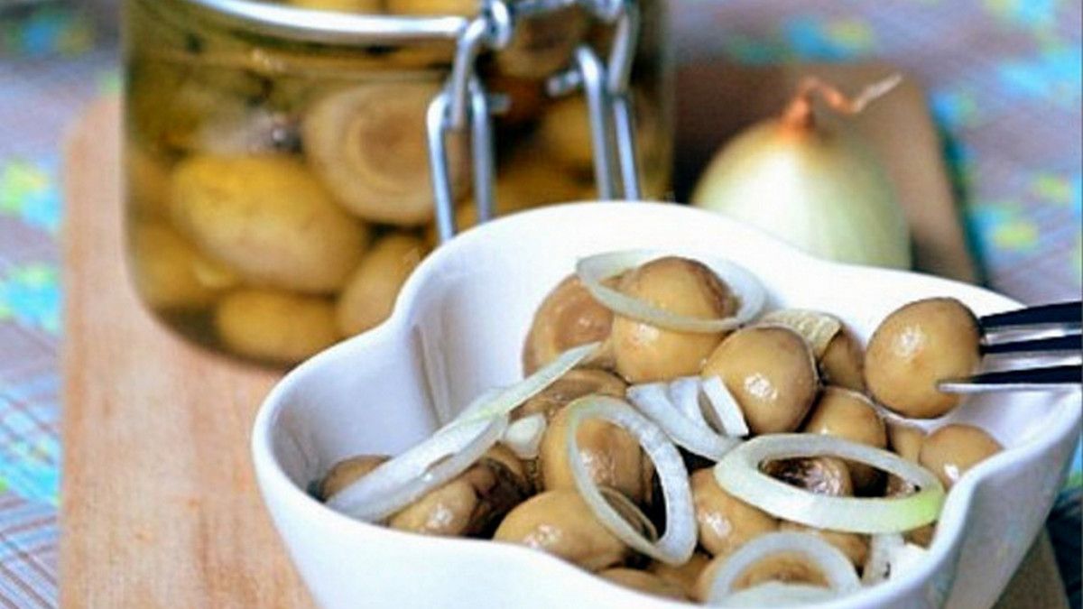 Простые новогодние рецепты: как приготовить маринованные шампиньоны