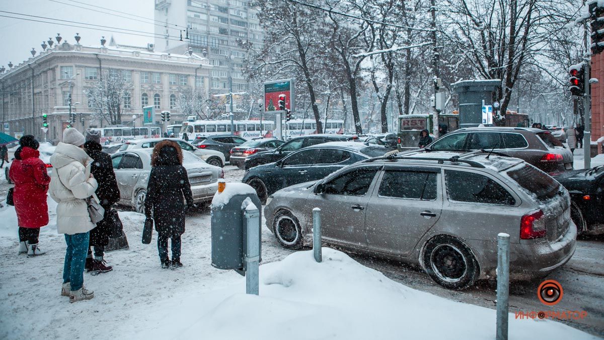 Днепр засыпало снегом: транспорт в городе практически остановился