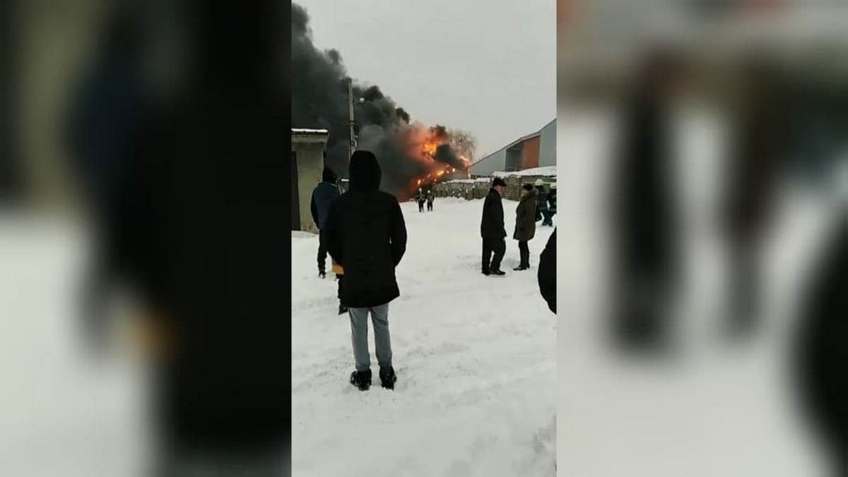 В Днепре полыхает склад на Клюева