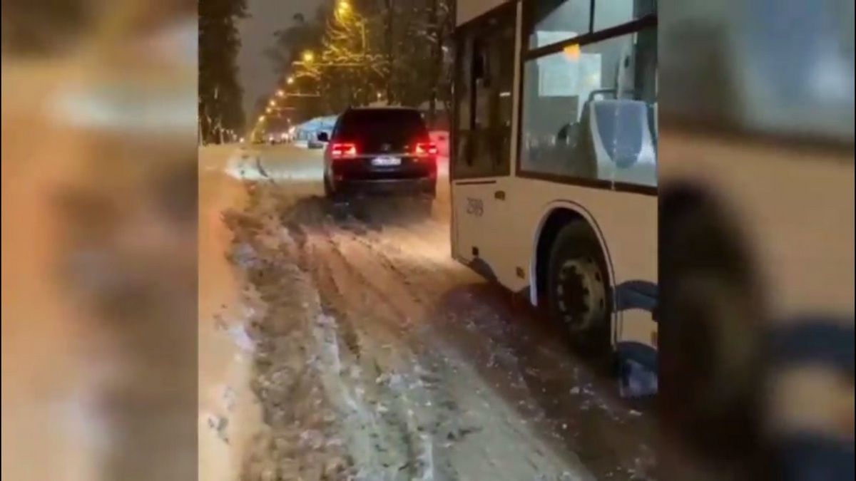 Audi тащил грузовик, а Land Cruiser вытаскивал троллейбус: как в Днепре водители помогают друг другу в снегопад
