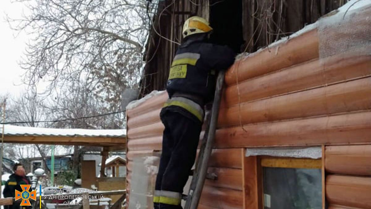 В Днепре на Трансформаторной горела крыша частного дома