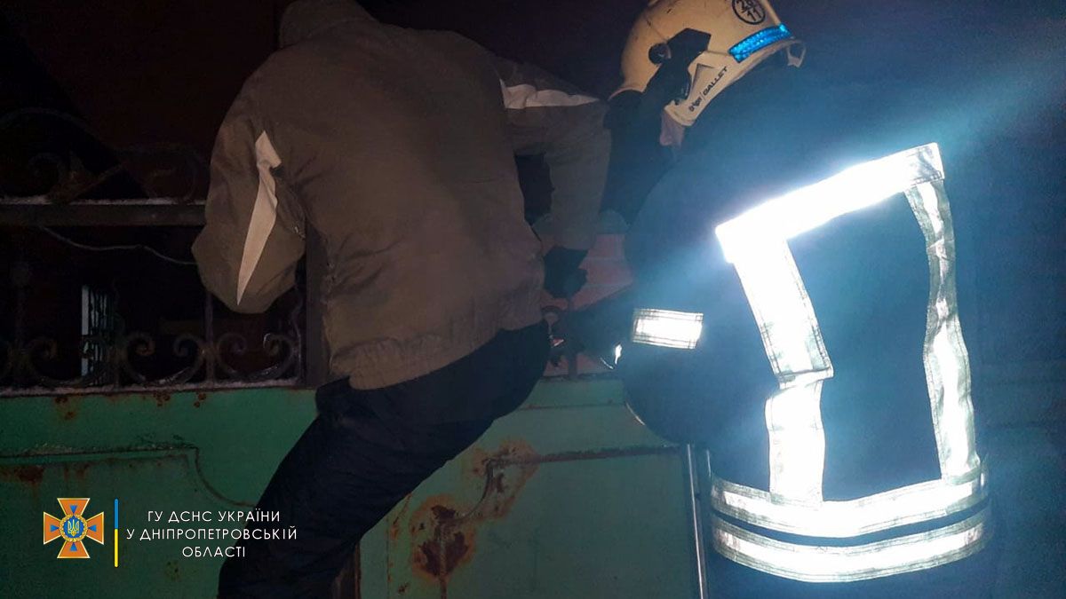 В Никополе мужчина, пытаясь перелезть через забор, проткнул ногу штырем и застрял