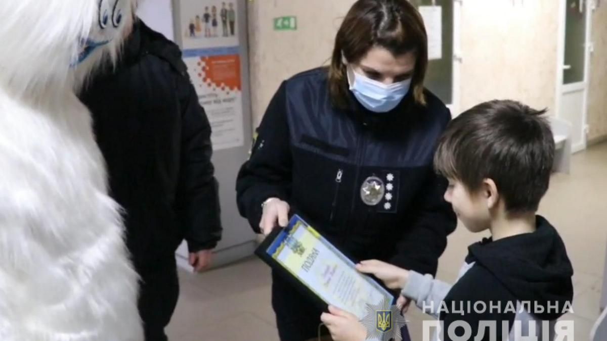 Смолфут вручил подарок 10-летнему мальчику, который согревал в лесу потерявшего сознание отца