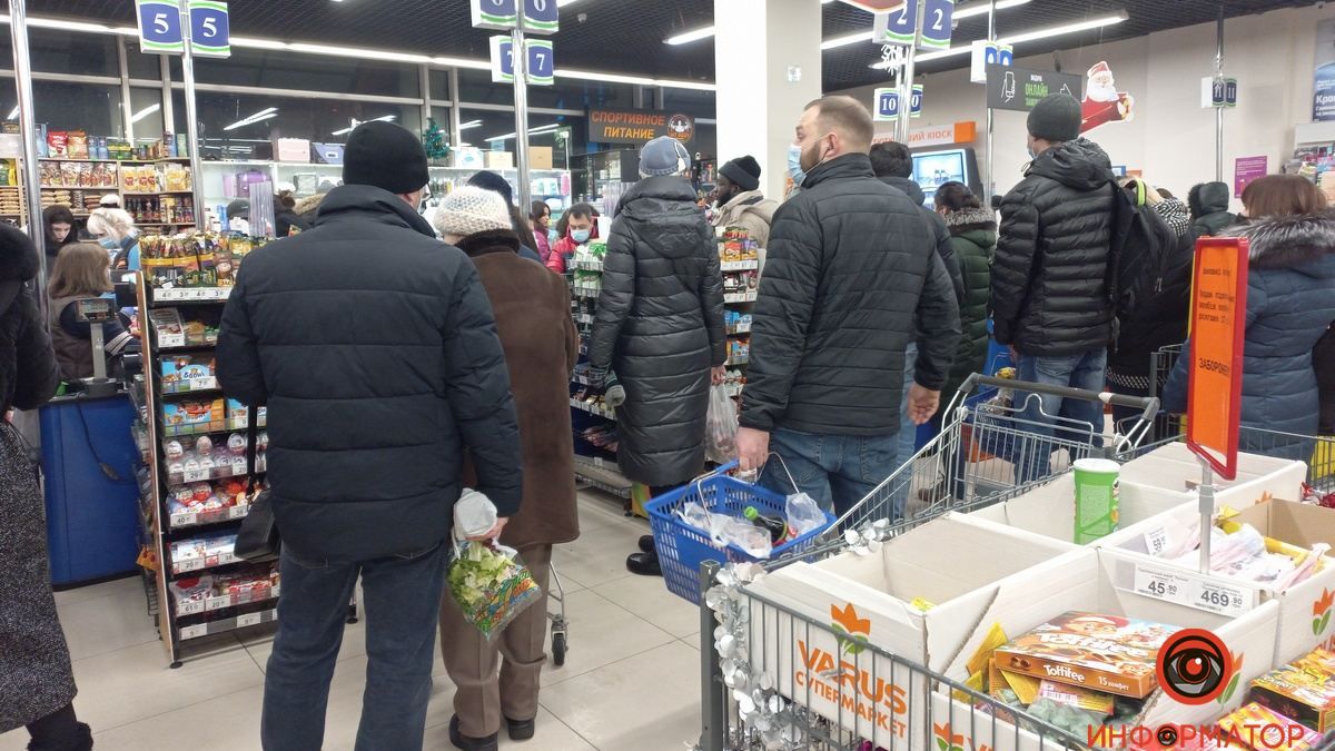 Несколько часов до Нового года: что происходит в центре и супермаркетах