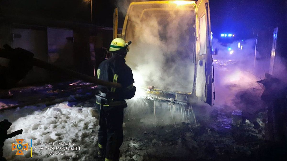 В Днепропетровской области горел Mercedes Sprinter