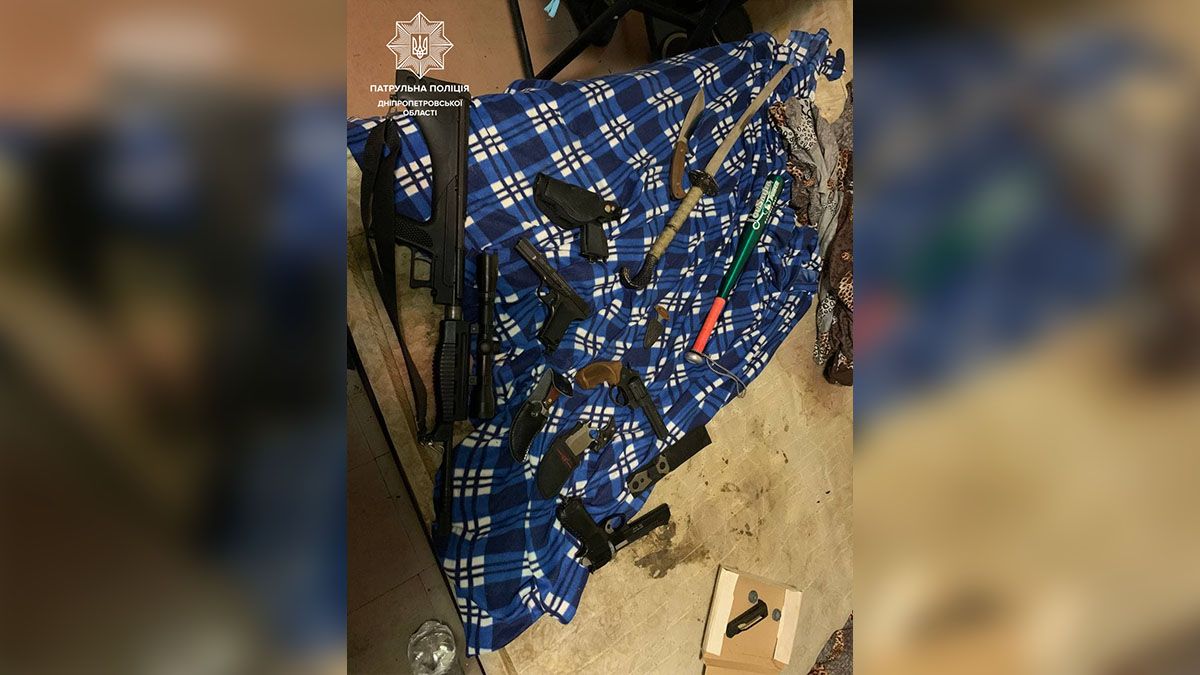 Встретил полицейских с ножом и мечом: у мужчины из Днепра нашли "коллекцию" оружия