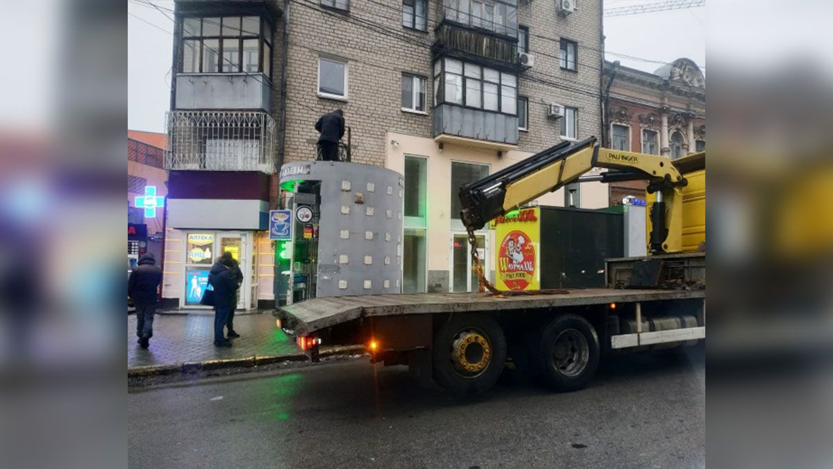 В центре Днепра убрали "круглые" киоски: причина
