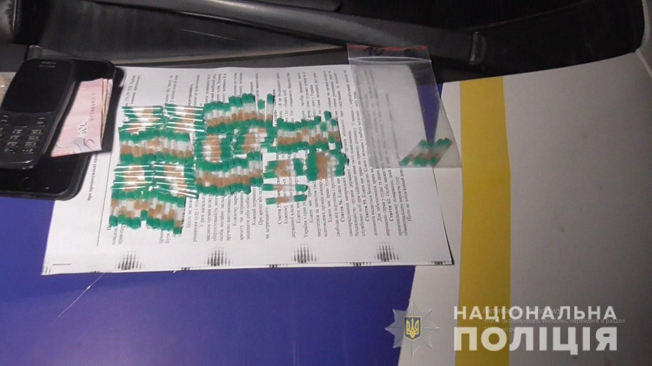 Во все тяжкие: 18-летний парень из Днепропетровской области продавал наркотики на улице
