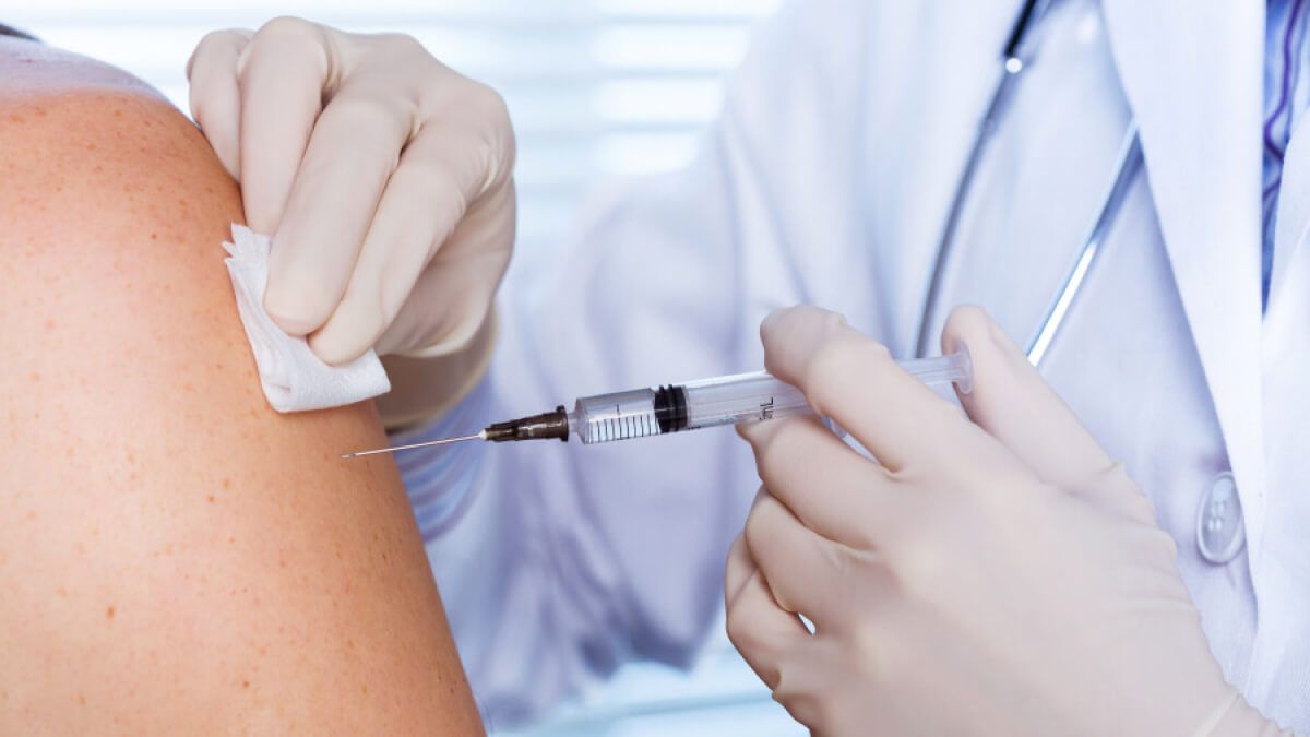 Третьей дозой вакцины от COVID-19 будут прививать всех взрослых в Украине