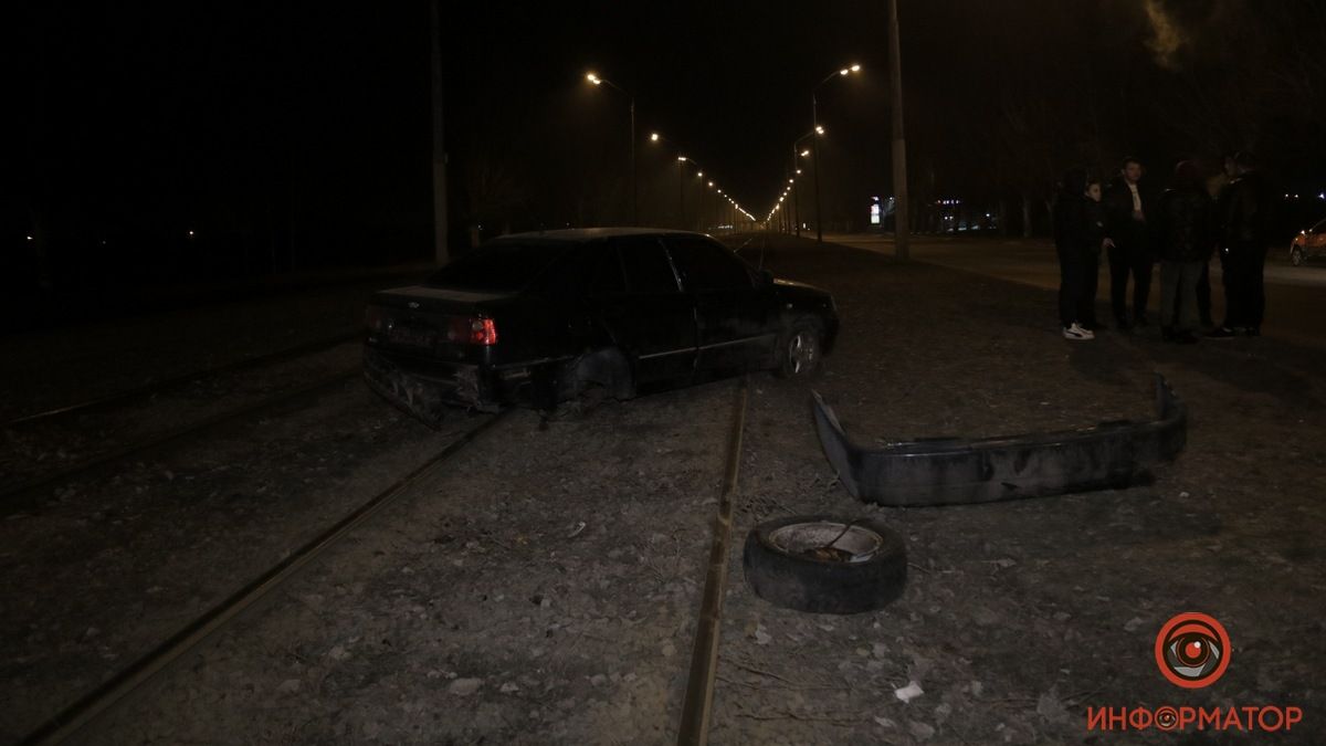 В Днепре на Донецком шоссе Chery потерял колесо и вылетел на рельсы