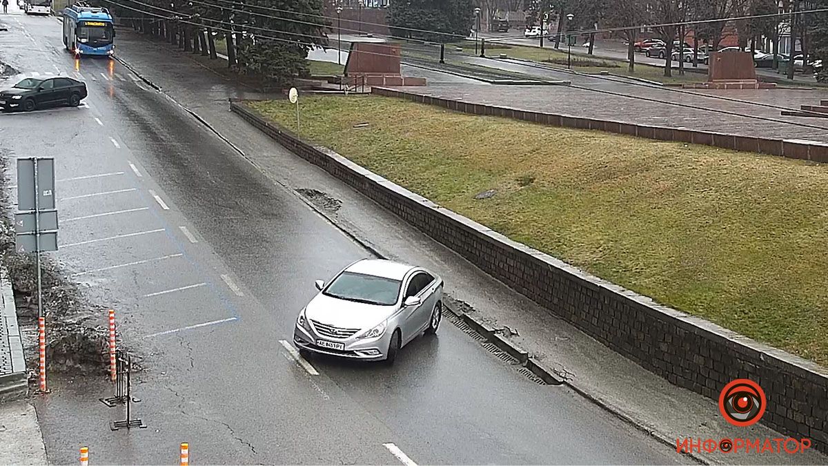 В Днепре сильный гололед: автомобили скользят по дорогам