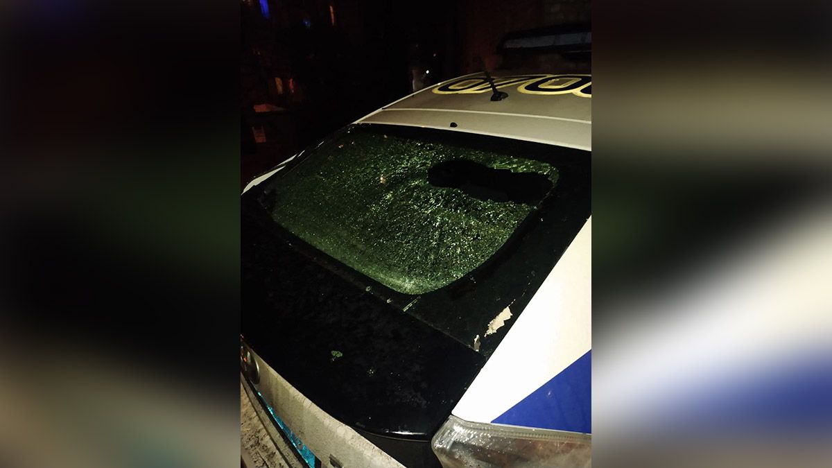 В Днепре на Юрия Кондратюка избили подростков и разбили стекло патрульного авто: поиск свидетелей
