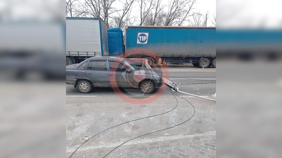 В Днепре на Гаванской на дорогу завалился столб: движение перекрыто