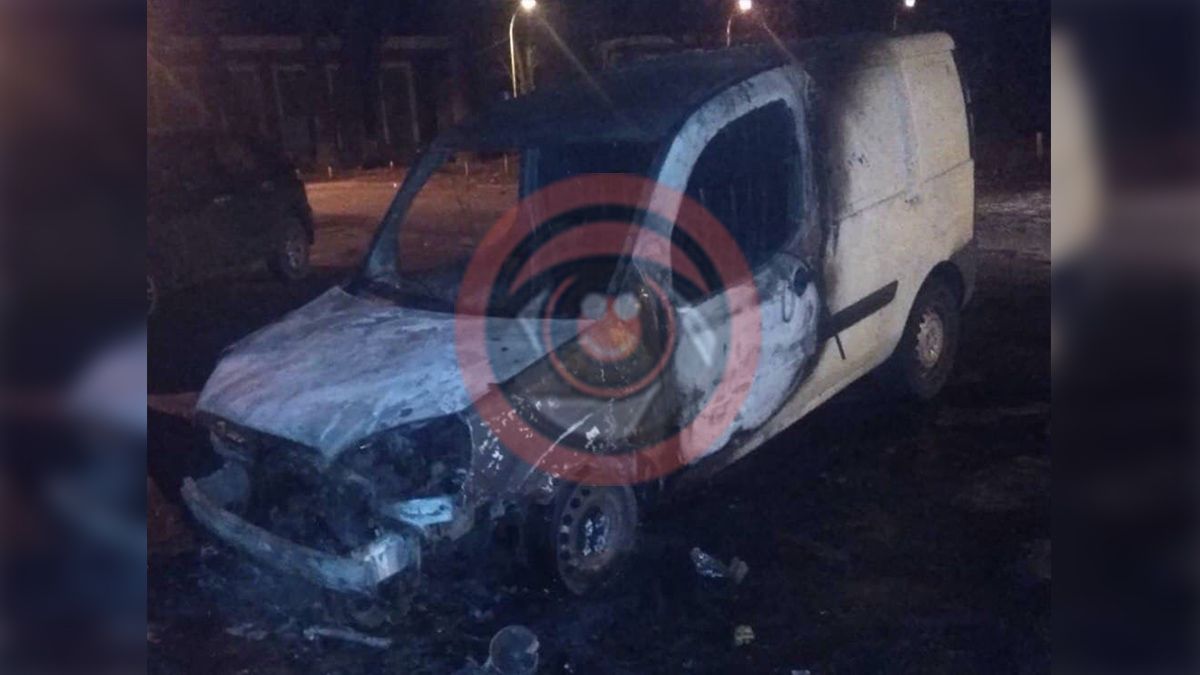 В Днепре на Рабочей сгорел Fiat Doblo