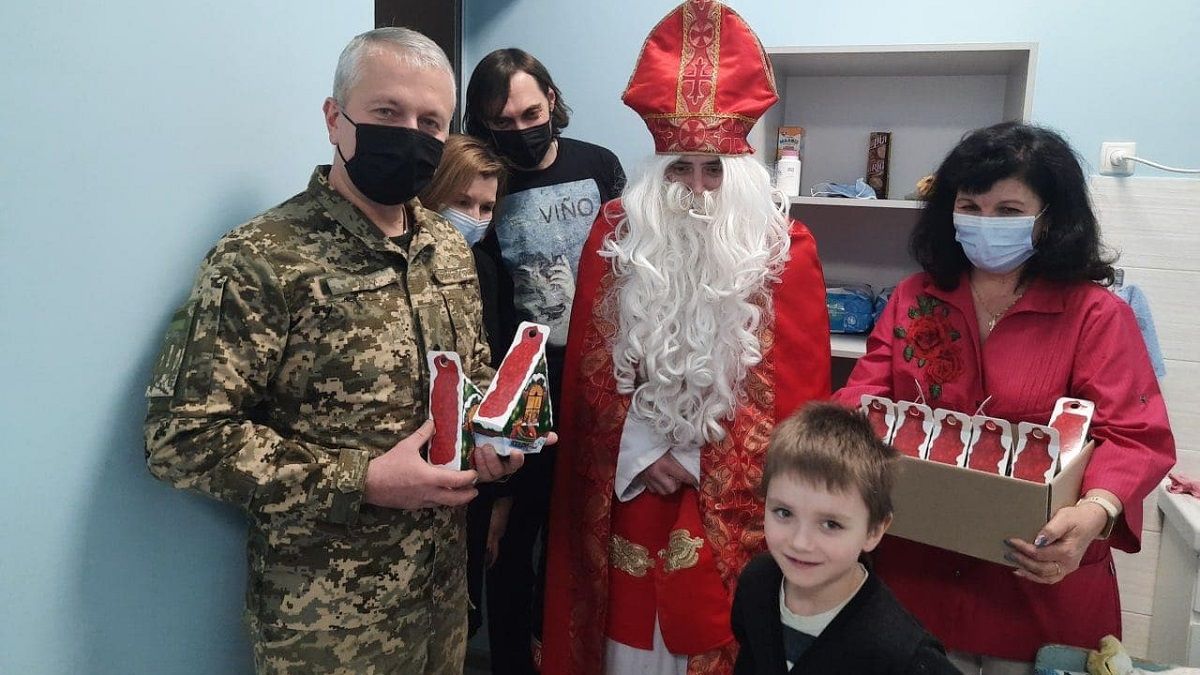 Корпорация "АТБ" передала тысячам детей из "серой" зоны сладкие подарки