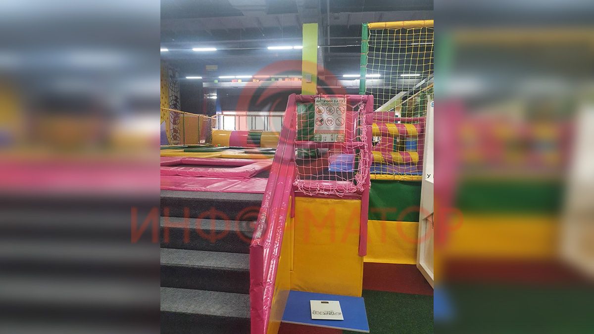 В Днепре в детском центре мужчина прыгнул в сухой бассейн и сломал ногу: видео момента