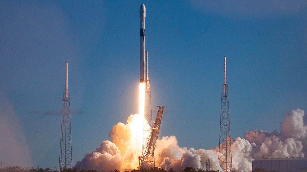 SpaceX Илона Маска выведет на орбиту спутник, который разработали в Днепре: где смотреть трансляцию