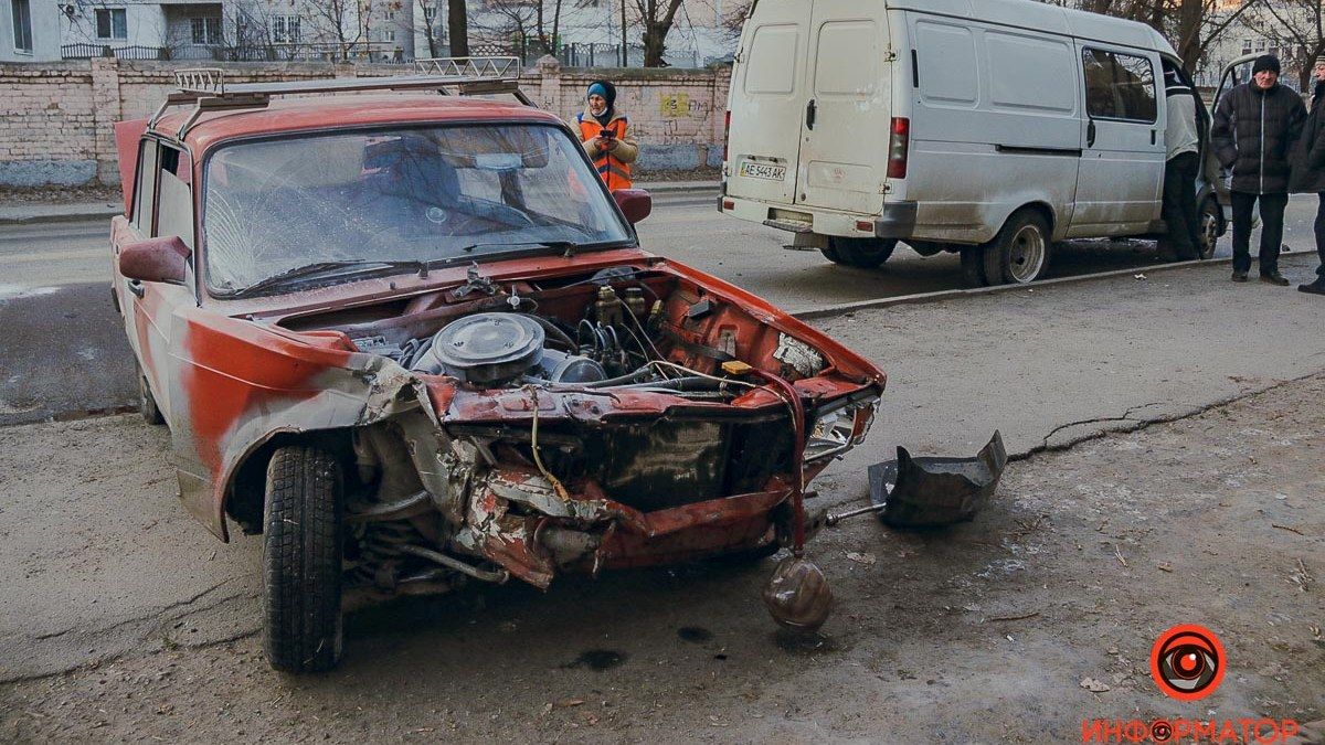 В Днепре на Макарова ВАЗ врезался в "ГАЗель"