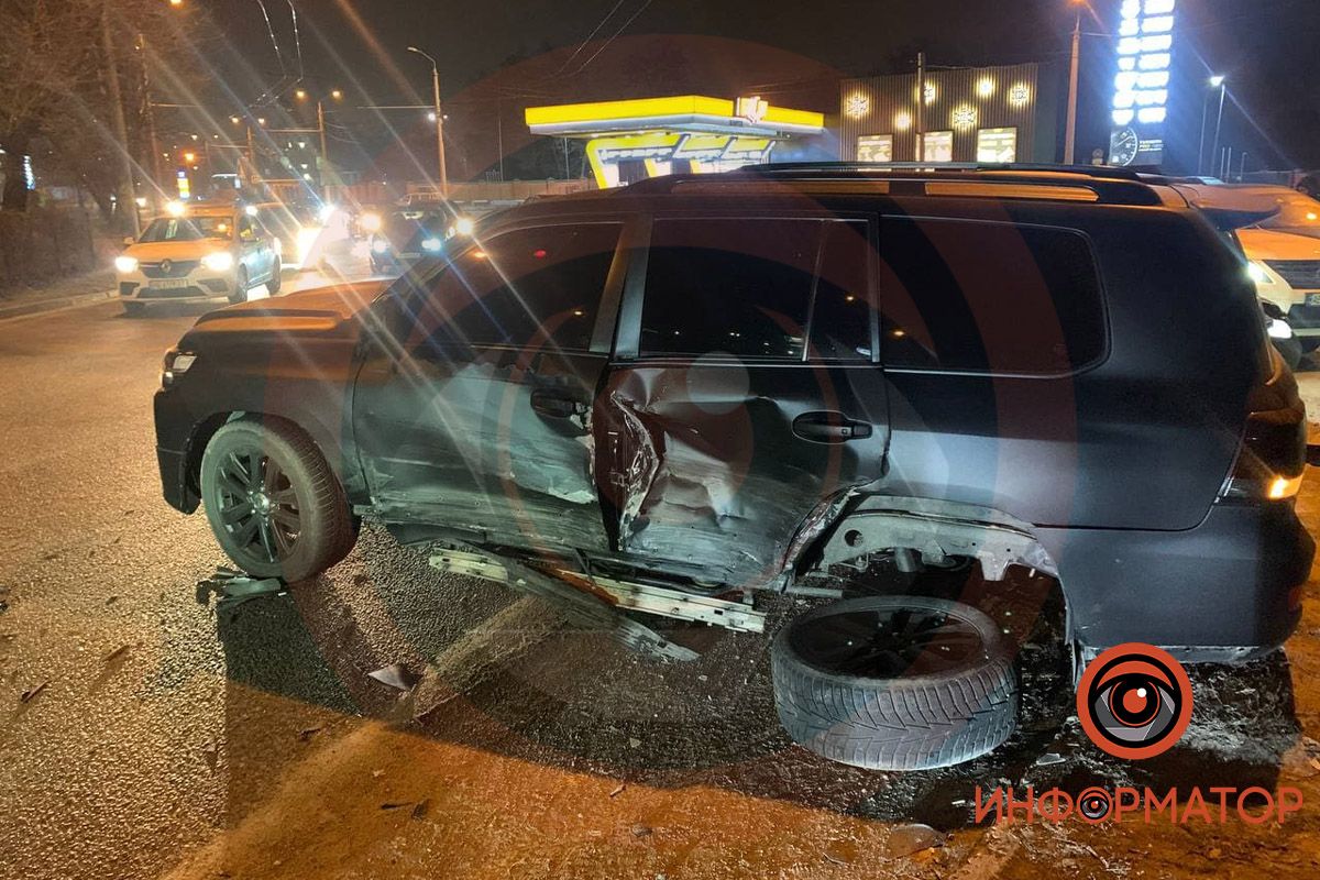 В Днепре на Лисиченко Land Cruiser врезался в Ford: трое пострадавших