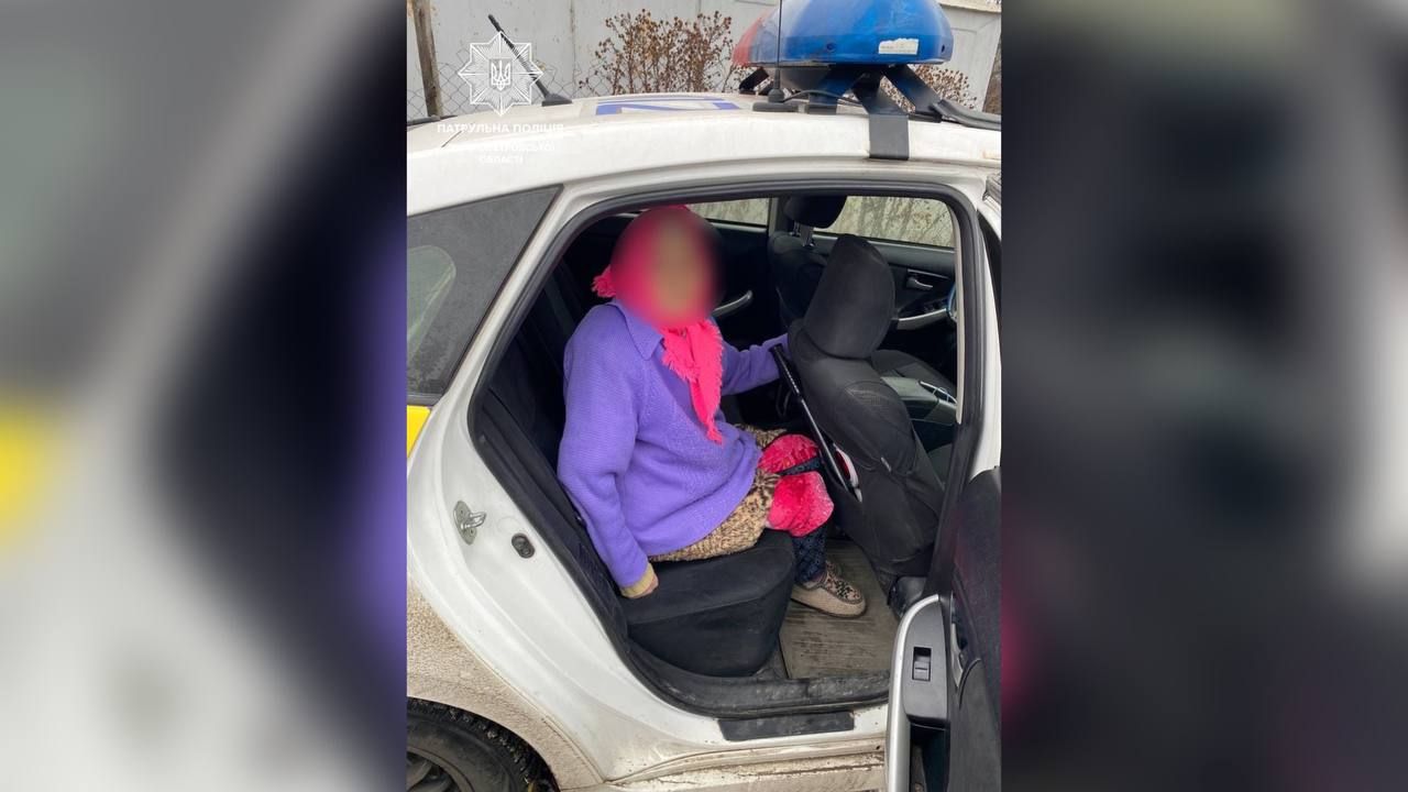 В Днепре патрульные помогли бабушке вернуться домой