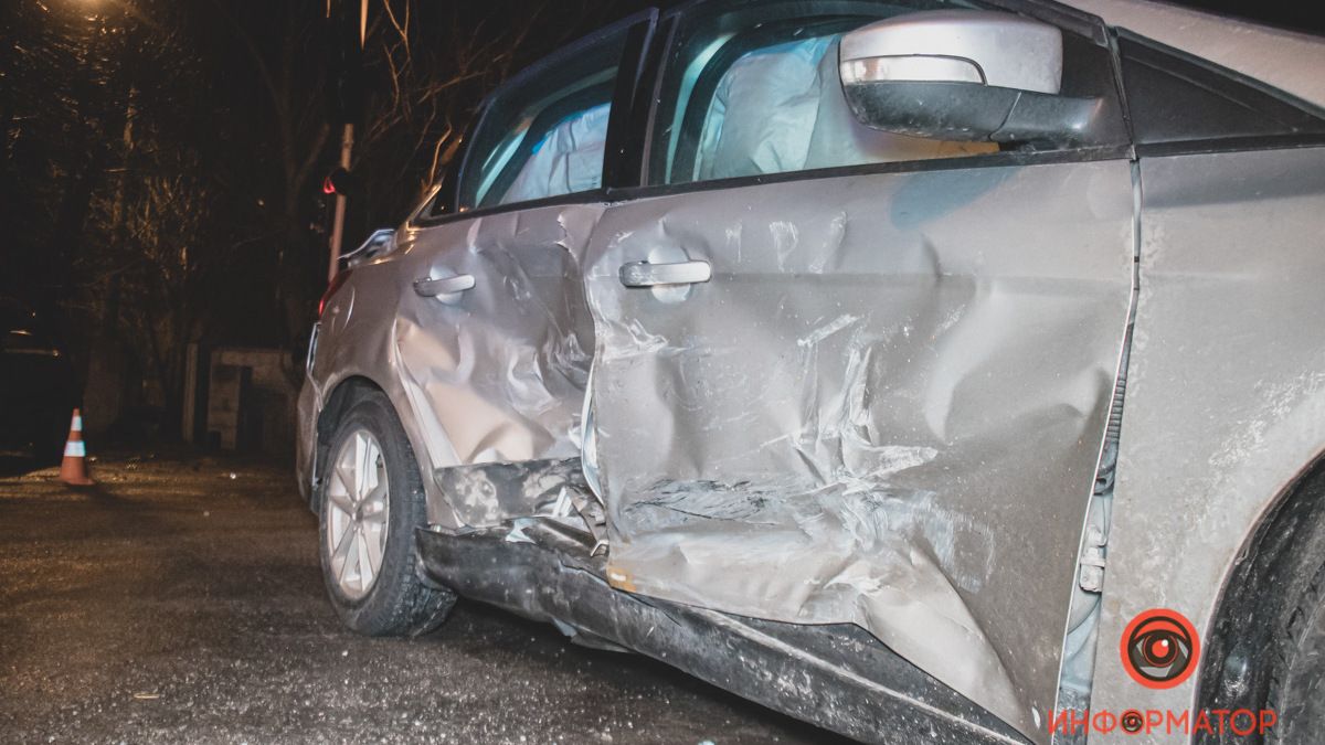В Днепре на Образцова столкнулись Ford и Kia: видео момента