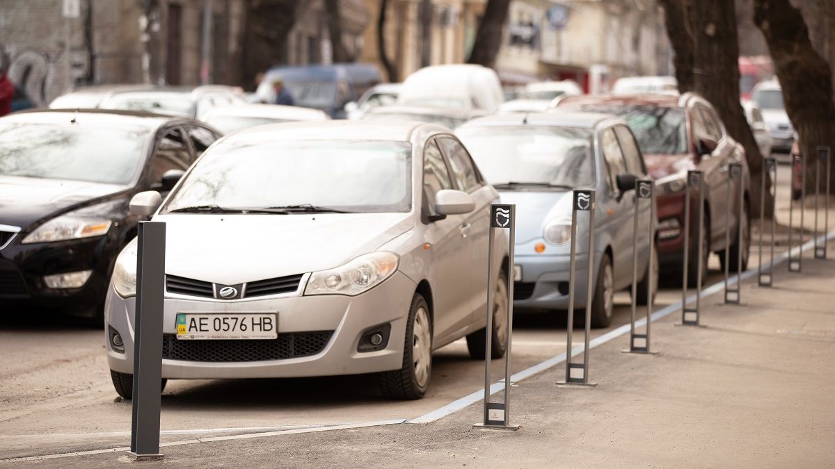 В Днепре водители получают фейковые записки об эвакуации авто