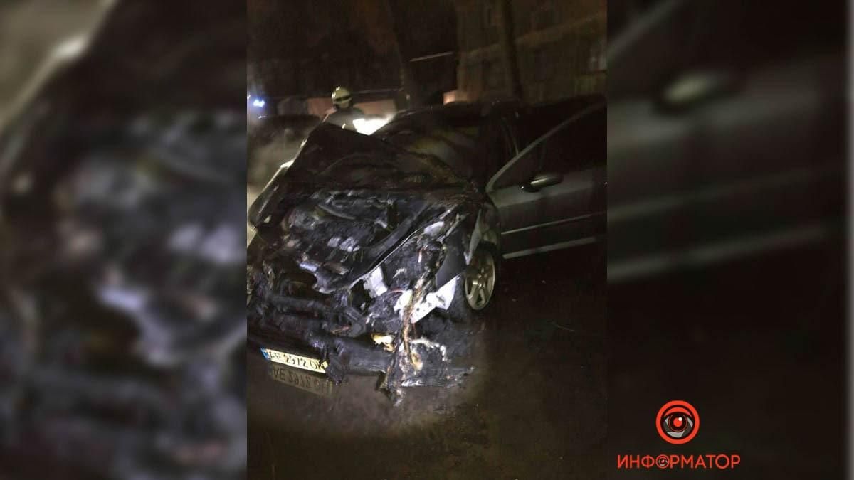 В Днепре на Кобзарской подожгли Peugeot