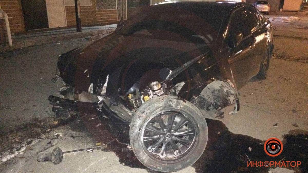 В Днепре на Набережной Победы Lexus снес знак, ограждение и вылетел на тротуар: видео момента ДТП