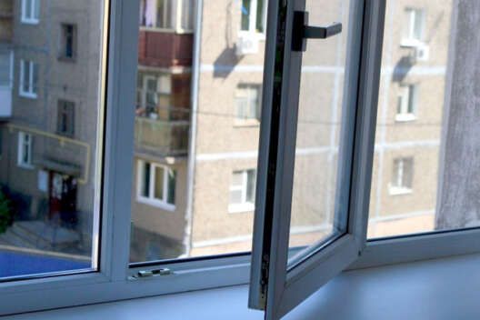 В Днепропетровской области мужчина выпал из окна многоэтажки