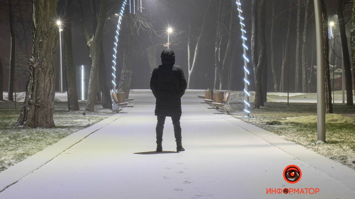 Зима продолжается: как выглядит парк Писаржевского снежной ночью