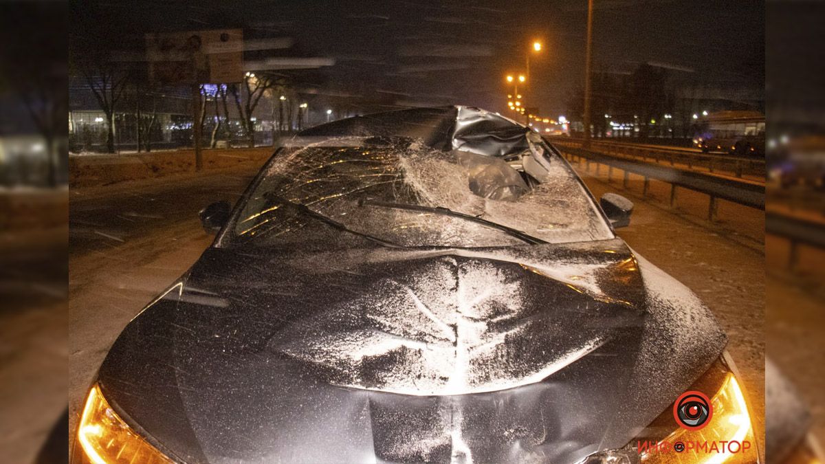 На выезде из Днепра Skoda насмерть сбила мужчину: фото и видео с места происшествия