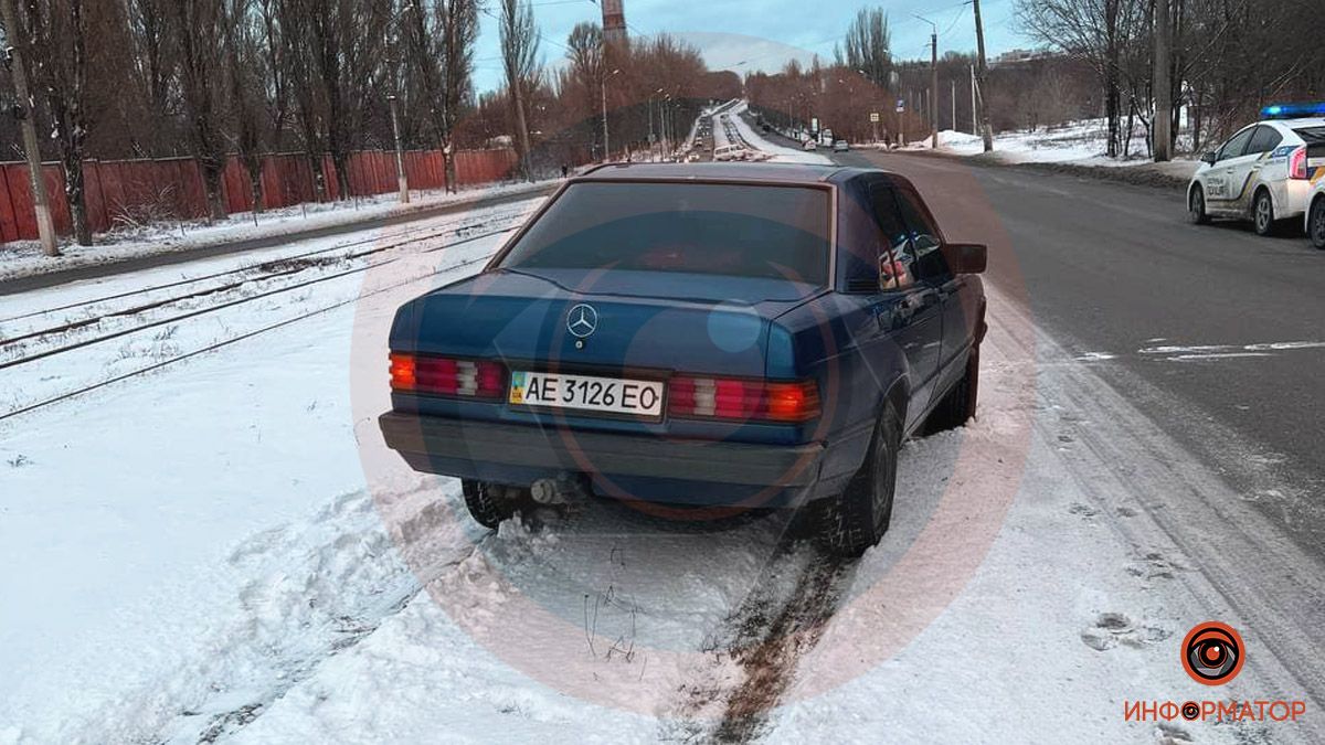 В Днепре на Кротова Mercedes сбил женщину: пострадавшую забрала скорая