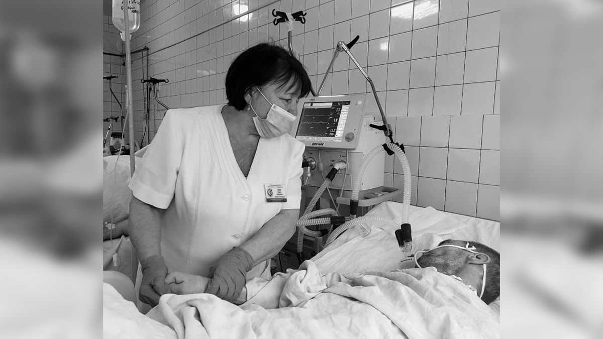 В больнице Мечникова месяц спасают мужчину, который бросился под поезд