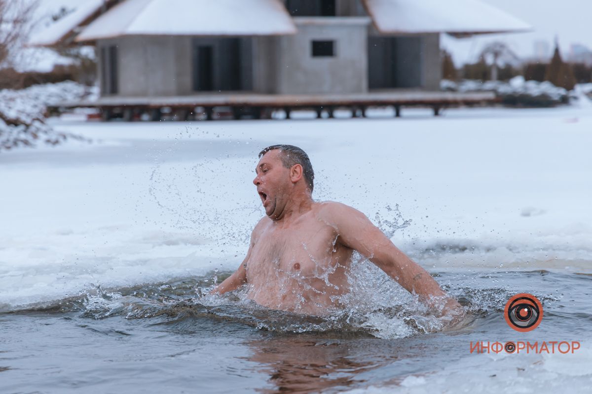 Как жители Днепра "смывали грехи" на Крещение: фото и видео